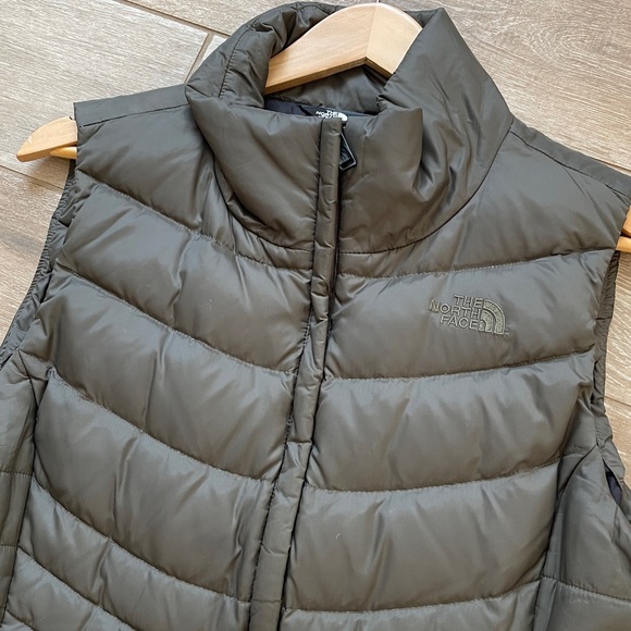 The North Face 550 Puffer Vest LARGE - Picture 2 of 10